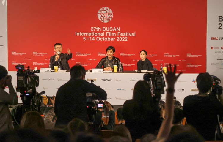 梁朝偉（中）睽違7年訪韓，記者會上擠滿媒體，爭先恐後舉手發問。韓聯社