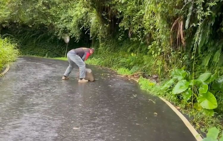 曾國大表示，尖石各地均有零星落石。翻攝自曾國大臉書