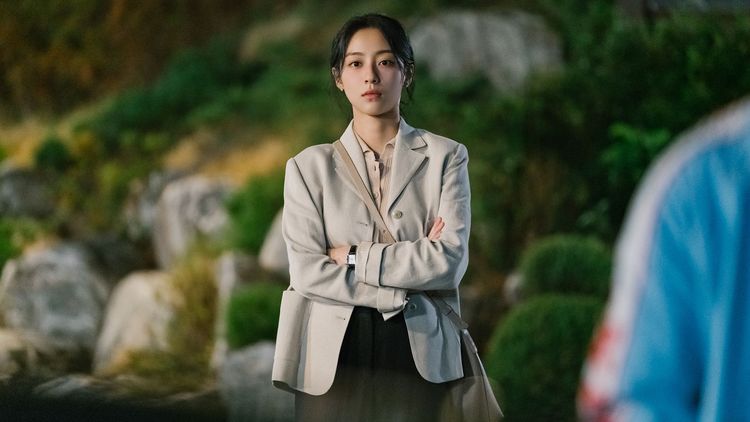 姜旻兒扮演一喝酒就會變成女力士的職員。龍華電視提供