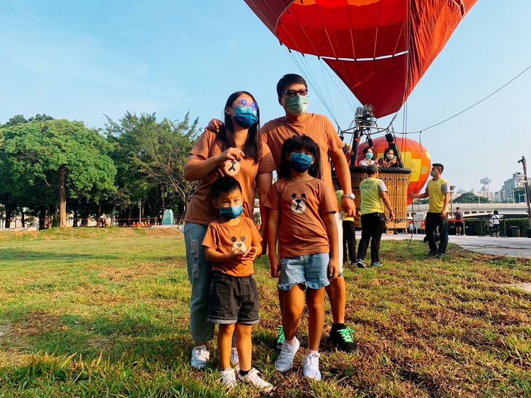 民眾一家大小到愛河搭熱氣球升空。高市府提供