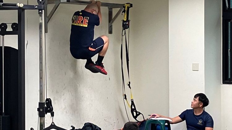 消防員磨練肌耐力。新北市消防局提供