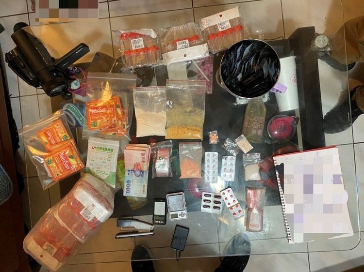 警方在毒品分裝場內查獲的毒品等證物。讀者提供