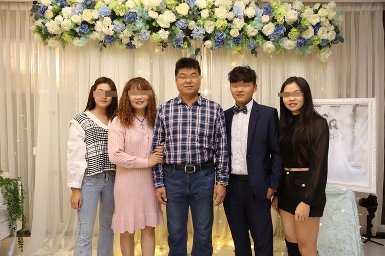 陳女（右一）和家人合影。陳父提供