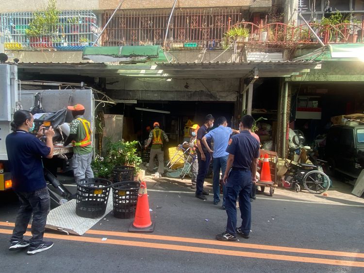 高市前金區再現「鼠窩」2.0，環保局派員前往清除。高市環保局提供