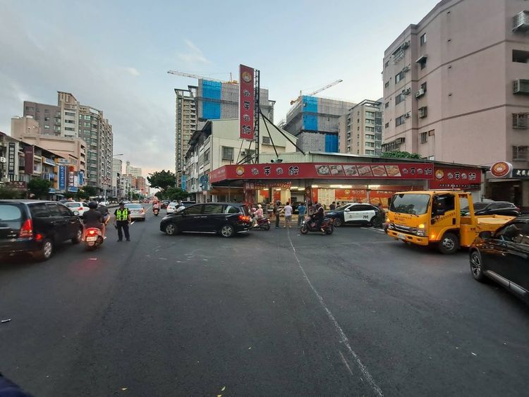 警員抵達事故現場調查處理。讀者提供