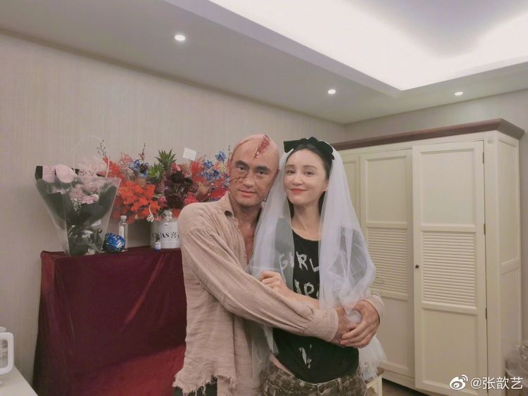 袁弘以話劇造型擁抱老婆張歆藝。翻攝張歆藝微博