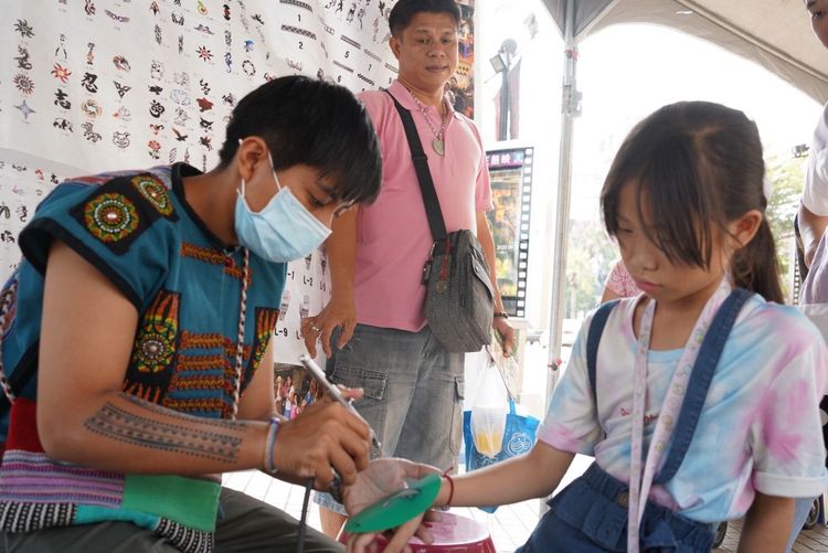 山那邊的市集中的排灣噴繪體驗。茂管處提供