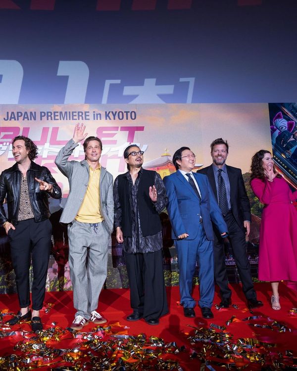 布萊德彼特（左2）將休閒西裝結合adidas Originals休閒鞋搭配，非常時髦。翻攝bullettrainmovie IG