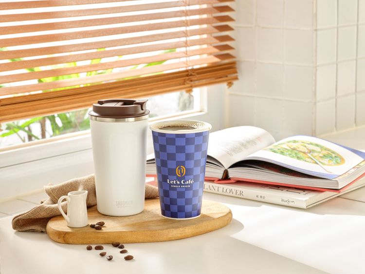 環保好咖大單品美式組，售價1521元；環保好咖大單品拿鐵組，售價1590元。每組含10杯大杯單品咖啡及價值900元的仙德曼保溫杯1個。業者提供