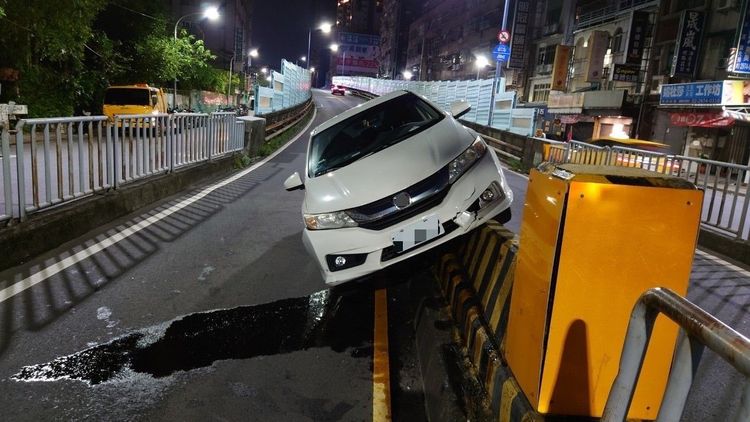 車輛機油洩漏一地。三重警分局提供