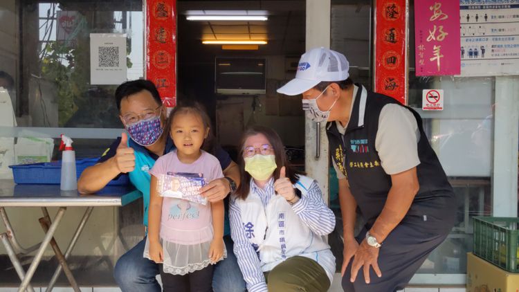 林耕仁今天來到南區柴橋里，由里長黃桂蘭帶領下進行家戶懇託拜票。林耕仁競辦提供