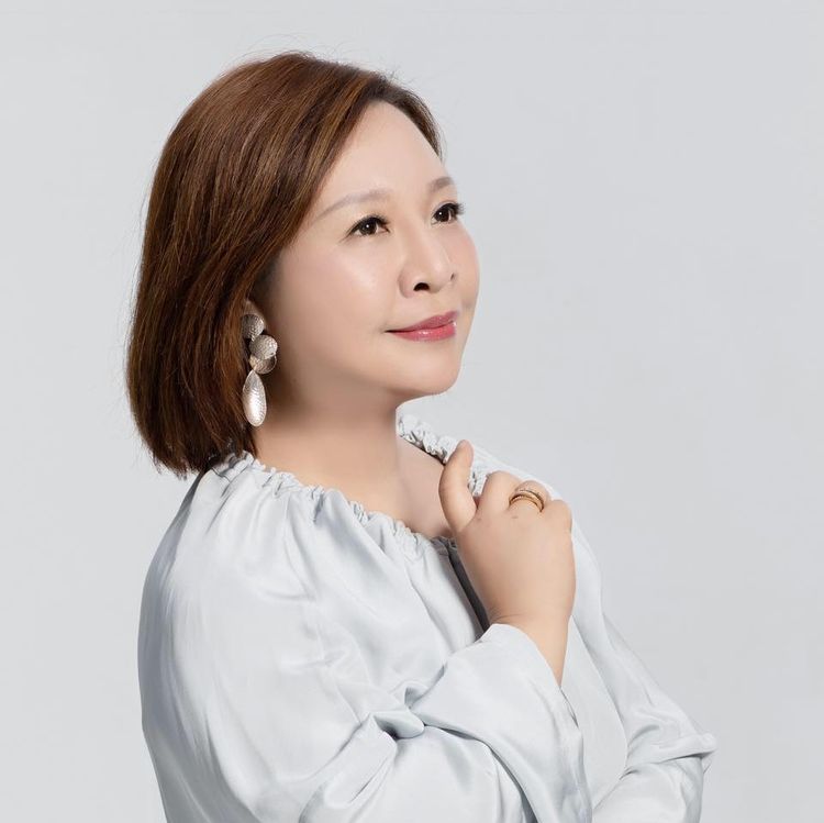 命理老師曼樺專長風水、生肖解析等，河洛派嫡傳弟子、中國河洛理數易經學會學術顧問等，著有《形相好女人》、《掌相富男人》等書。取自曼樺老師 生命哲學易術館臉書