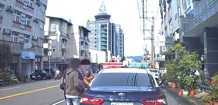 警方將陳嫌及前女友現任男友均帶回偵訊。讀者提供