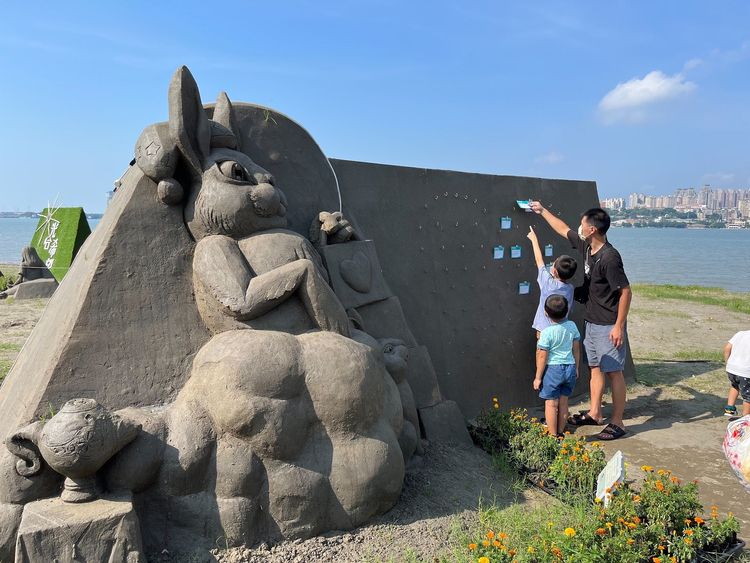 叭哩沙雕作品「許願神燈」，可讓民眾掛上許願卡。高灘處提供