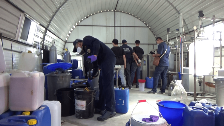 警方押解嫌犯進行搜扣。警方提供