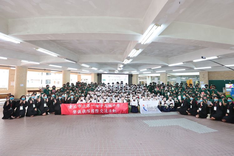 北一女學生與橘高校吹奏部合影。文化總會提供