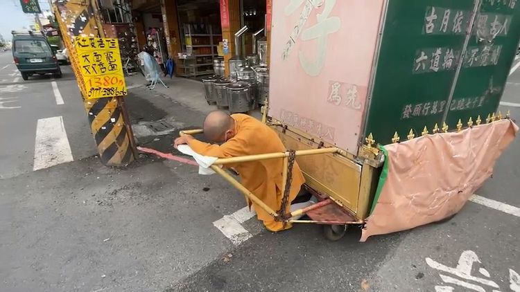 跪行穿梭大街小巷。民眾提供