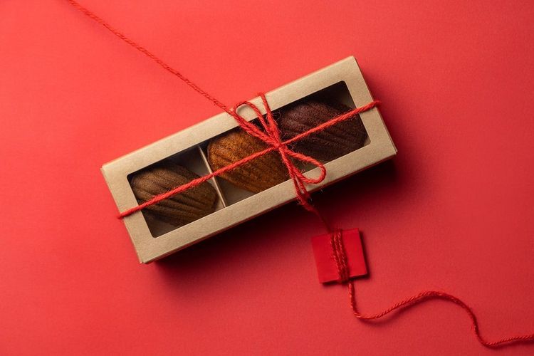 日香「阿嬤養的瑪德蓮」三入組迪化門市推出獨家月老紅線版。業者提供