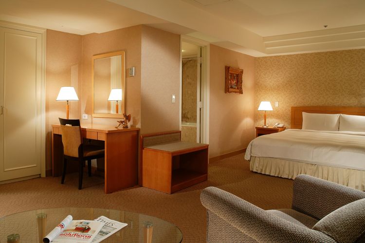 熄燈後飯店預計在9/23至9/25，在館內舉辦經典物品特賣會，餐具、家具最低2元起。神旺提供。