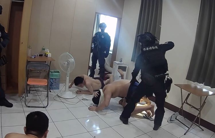 警察攻堅。民眾提供