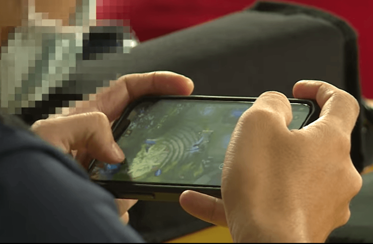 民眾拍下執勤警員專注玩線上手遊。翻攝爆料公社