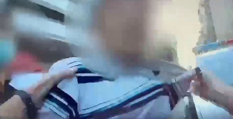 警方到場時，雙方仍隔空互嗆。翻攝畫面