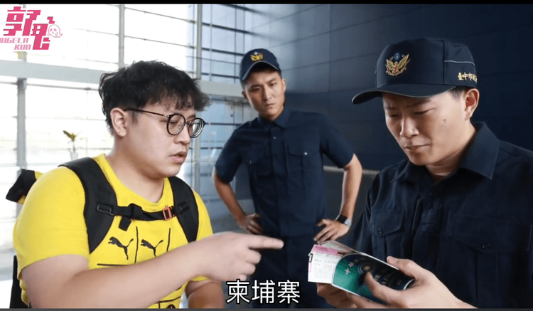 面白大丈夫團長董軒扮演準備赴柬埔寨打工的民眾。台中市警局提供