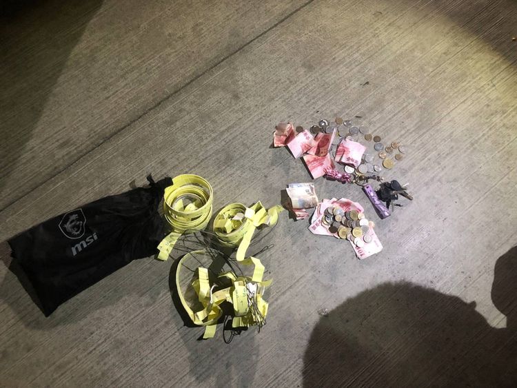 警方起出楊男行竊用的鐵線、泡棉膠及贓款。讀者提供