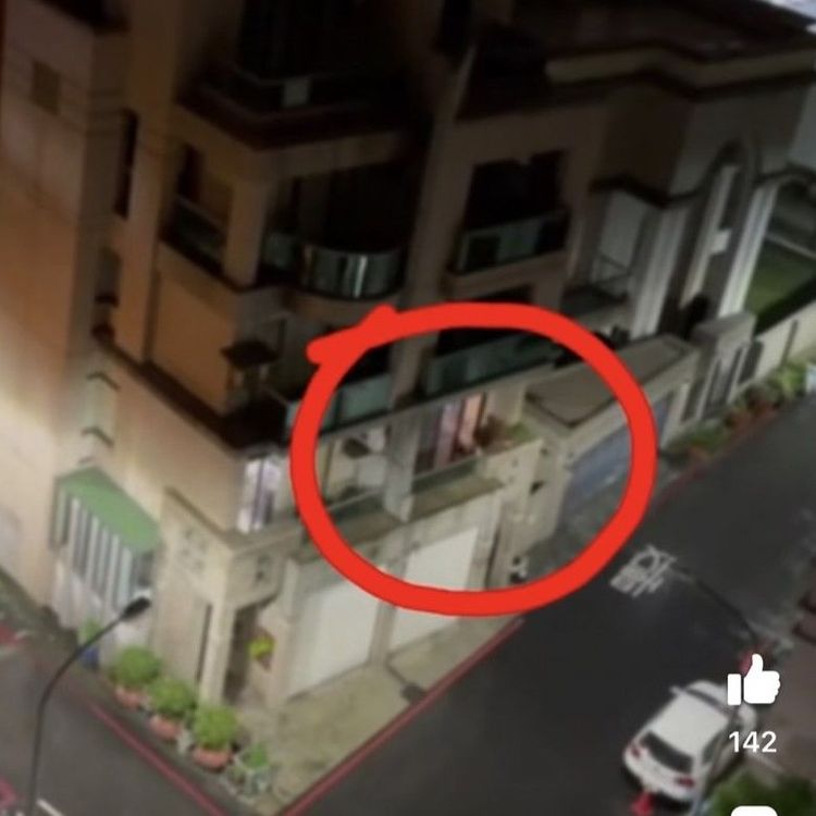 網友拍到鳳山一戶民宅陽台，有飼主抓起狗的腿，將整隻狗往前拋飛出去。翻攝自臉書爆料公社