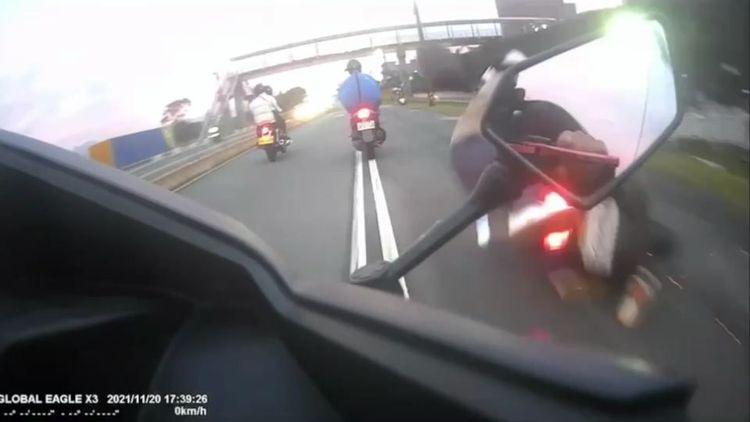 盧男撞上康男，人車也一起倒地。新北市警局提供