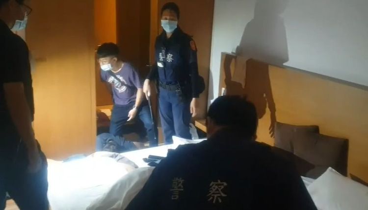 警方破門攻堅。翻攝畫面