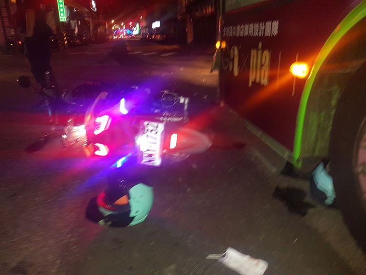 機車車體嚴重毀損，橫躺在路中。讀者提供