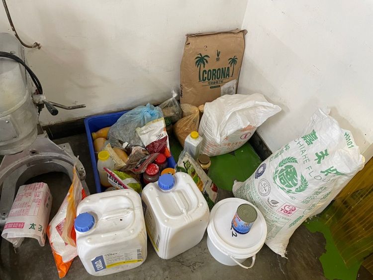 衛生局人員查獲過期食材。高市衛生局提供