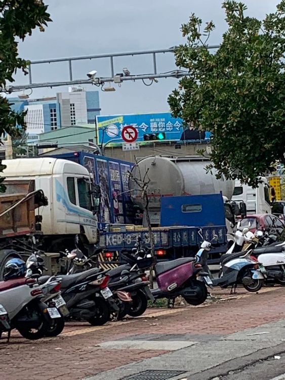 3天前才發生聯結車撞進路邊檳榔攤的台中市沙鹿區向上路段，今天下午又發生貨櫃車追撞車禍。翻攝沙鹿之美