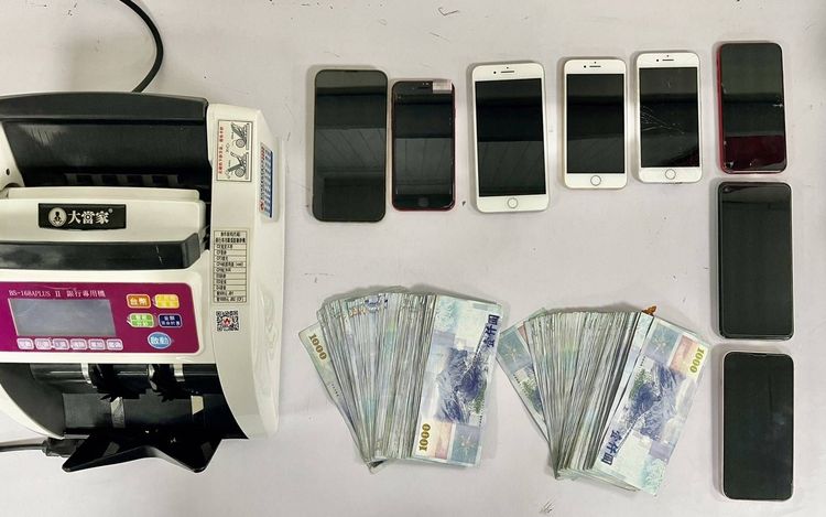 警方查獲洗錢集團的現金及點鈔機。讀者提供