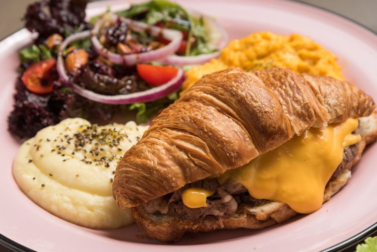 起司牛肉可頌。華泰大飯店集團提供