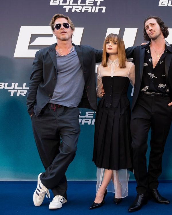 先前布萊德彼特（左）於巴黎宣傳電影《子彈列車》時，穿adidas Originals Gazelle白色搭配黑色三線標誌休閒鞋。翻攝bullettrainmovie IG