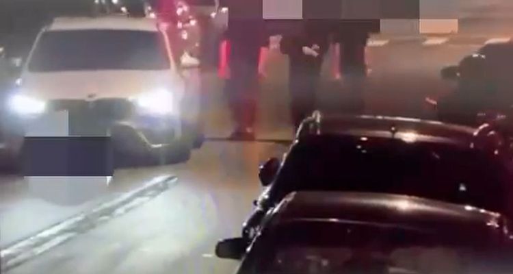 黑衣人到某海鮮肉品專賣店外聚集。翻攝畫面