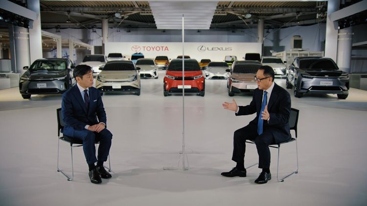 香川照之（左）擔任TOYOTA TIMES總編輯，曾專訪豐田社長。翻攝TOYOTA TIMES