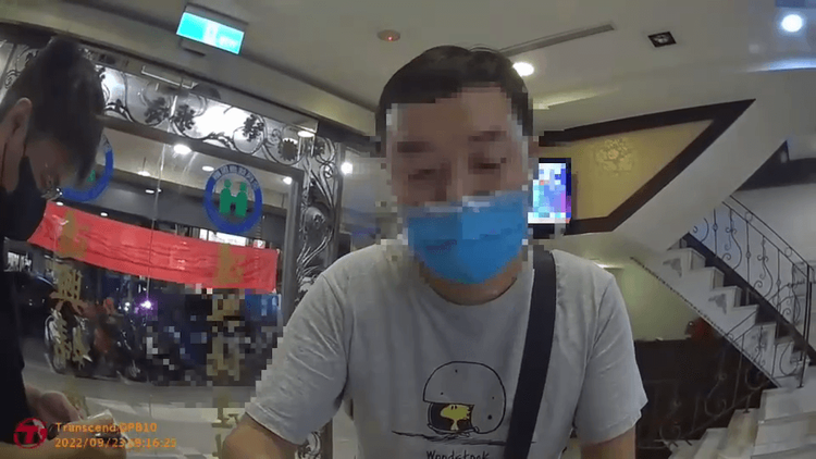 陳男頻頻感謝警方的協助。新莊警分局提供