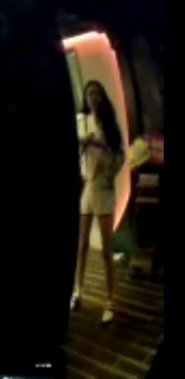 與陳姓通緝犯入住摩鐵的長腿正妹。讀者提供