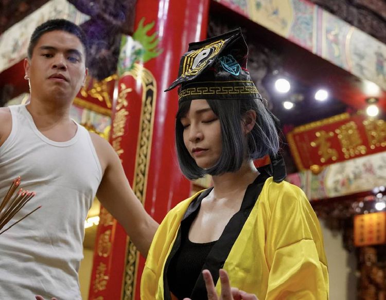 郭鬼鬼化身通靈少女「阿鬼師」，破解詐騙集團話術。台中市警局提供