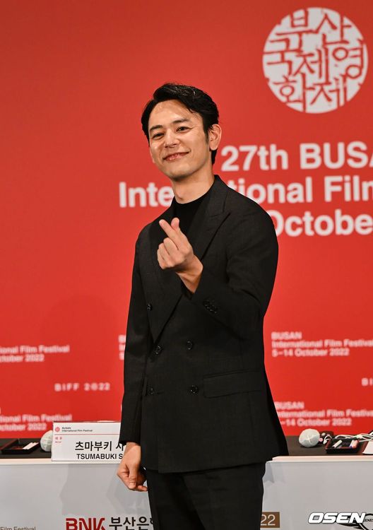 妻夫木聰今天出席閉幕片《那個男人》記者會，比出手指愛心。翻攝OSEN