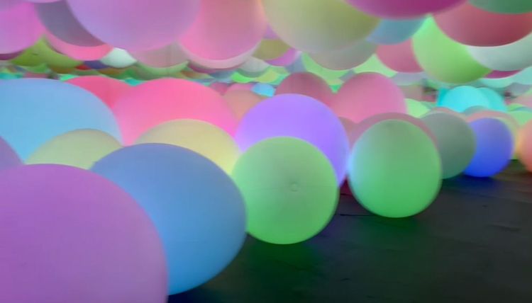 大汽球搭配暖光打造出網紅喜愛的展區「宙」。周庭慶攝