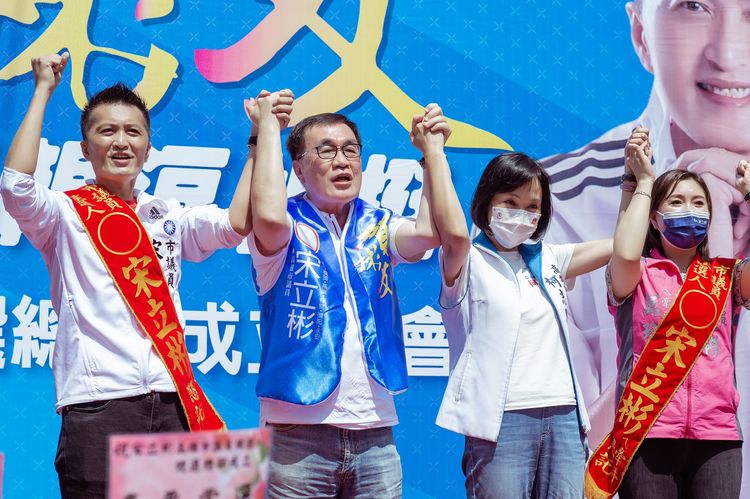 李四川（中）今到高雄輔選，被視為韓流回歸。宋立彬服務處提供
