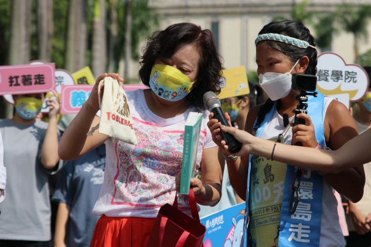 因環島而相識的Michelle阿姨，今到義守大學見證梁凱熙實現夢想的一刻。義守大學提供