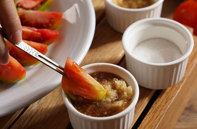 「府城必吃美食組」包含「薑汁番茄切盤」特選黑柿番茄切塊，並搭配選用新鮮薑泥、醬油膏及二砂糖調製而成的沾醬。台南遠東香格里拉提供