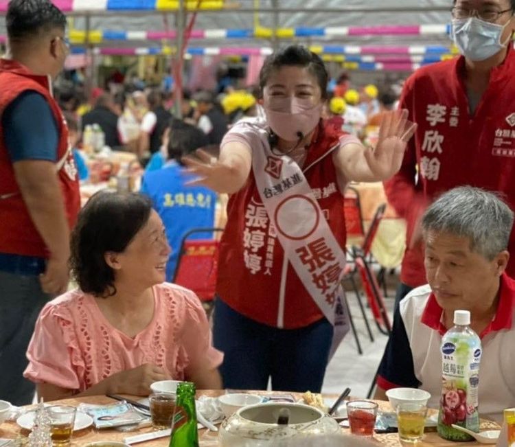 張婷婷每天排滿行程拜票，希望能實現政治理念。張婷婷提供