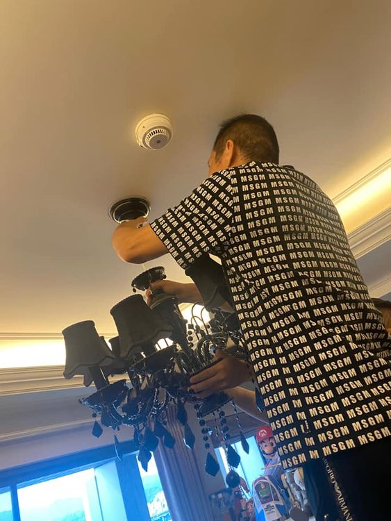 依依的爸爸為了拆吊燈，來回爬了50幾層樓。翻攝依依臉書