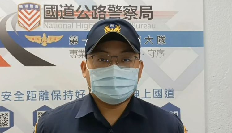 國道公路警察局第一大隊巡官徐惟成提醒，民眾雨天開車務必放慢車速、拉大距離、開啟頭燈及霧燈並繫妥安全帶。警方提供